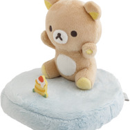 「リラックマ　スマホスタンドぬいぐるみ」（C）2025 SAN-X CO., LTD. ALL RIGHTS RESERVED.