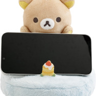 「リラックマ　スマホスタンドぬいぐるみ」使用例（C）2025 SAN-X CO., LTD. ALL RIGHTS RESERVED.