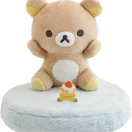 「リラックマ　スマホスタンドぬいぐるみ」（C）2025 SAN-X CO., LTD. ALL RIGHTS RESERVED.