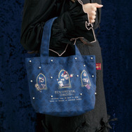 センチメンタルサーカス新テーマ 永遠の魔法と願いのグリモワール「ミニトートバッグ」使用例（C）2025 SAN-X CO., LTD. ALL RIGHTS RESERVED.