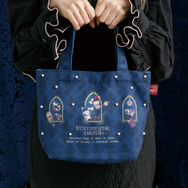 センチメンタルサーカス新テーマ 永遠の魔法と願いのグリモワール「ミニトートバッグ」使用例（C）2025 SAN-X CO., LTD. ALL RIGHTS RESERVED.