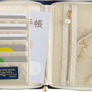 センチメンタルサーカス新テーマ 永遠の魔法と願いのグリモワール「魔導書マルチケース」使用例（C）2025 SAN-X CO., LTD. ALL RIGHTS RESERVED.