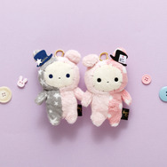 センチメンタルサーカス新テーマ 永遠の魔法と願いのグリモワール「ぶらさげぬいぐるみ　スピカ（左）とシャッポ」（C）2025 SAN-X CO., LTD. ALL RIGHTS RESERVED.