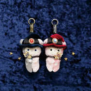 センチメンタルサーカス新テーマ 永遠の魔法と願いのグリモワール「ぶらさげぬいぐるみ　スピカ（左）＆シャッポ」（C）2025 SAN-X CO., LTD. ALL RIGHTS RESERVED.