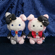 センチメンタルサーカス新テーマ 永遠の魔法と願いのグリモワール「あつめてぬいぐるみ　スピカ（左）とシャッポ」（C）2025 SAN-X CO., LTD. ALL RIGHTS RESERVED.