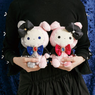 センチメンタルサーカス新テーマ 永遠の魔法と願いのグリモワール「あつめてぬいぐるみ　スピカ（左）とシャッポ」（C）2025 SAN-X CO., LTD. ALL RIGHTS RESERVED.