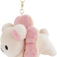 リラックマ×ミスタードーナツ「ぶらさげぬいぐるみ　コリラックマ（ポン・デ・ストロベリー）」（C）MISDO 25（C）SAN-X