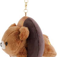 リラックマ×ミスタードーナツ「ぶらさげぬいぐるみ　チャイロイコグマ（チョコファッション）」（C）MISDO 25（C）SAN-X