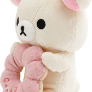 リラックマ×ミスタードーナツ「ドーナツまくまくぬいぐるみ　コリラックマ（ポン・デ・ストロベリー）」（C）MISDO 25（C）SAN-X