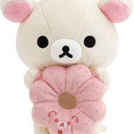 リラックマ×ミスタードーナツ「ドーナツまくまくぬいぐるみ　コリラックマ（ポン・デ・ストロベリー）」（C）MISDO 25（C）SAN-X