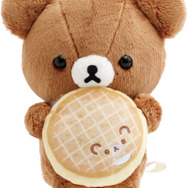 リラックマ×ミスタードーナツ「ドーナツまくまくぬいぐるみ　チャイロイコグマ（エンゼルクリーム）」（C）MISDO 25（C）SAN-X