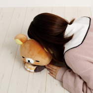 リラックマ×ミスタードーナツ「ドーナツまくまくクッション　リラックマ（エンゼルフレンチ）」使用例（C）MISDO 25（C）SAN-X