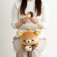 リラックマ×ミスタードーナツ「ドーナツまくまくクッション　リラックマ（エンゼルフレンチ）」使用例（C）MISDO 25（C）SAN-X
