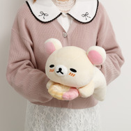 リラックマ×ミスタードーナツ「ドーナツまくまくクッション　コリラックマ（ストロベリーカスタードフレンチ）」使用例（C）MISDO 25（C）SAN-X