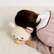 リラックマ×ミスタードーナツ「ドーナツまくまくクッション　コリラックマ（ストロベリーカスタードフレンチ）」使用例（C）MISDO 25（C）SAN-X