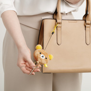「ぬいぐるみリールキーホルダー　リラックマ」使用例（C）2025 SAN-X CO., LTD. ALL RIGHTS RESERVED.