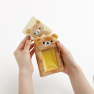 「ぬいぐるみフォトキーホルダー　リラックマ」カード風台紙付き（C）2025 SAN-X CO., LTD. ALL RIGHTS RESERVED.