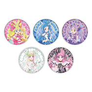 『映画キミとアイドルプリキュア♪』×Cafe Fan Baseオリジナルコラボグッズ「ホログラム缶バッジ」（C）2025 映画キミとアイドルプリキュア♪製作委員会（C）ABC-A・東映アニメーション