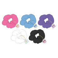 『映画キミとアイドルプリキュア♪』×Cafe Fan Baseオリジナルコラボグッズ「アクリルチャーム付シュシュ」（C）2025 映画キミとアイドルプリキュア♪製作委員会（C）ABC-A・東映アニメーション