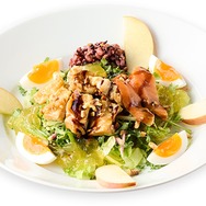 「QUARTET NIGHTの美味しさ煌めく宝石サラダプレート」1,529円（税込）（C）UTA☆PRI-MOVIE TN PROJECT