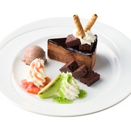 「嶺二＆蘭丸のブラックデザートプレート」1,199円（税込）（C）UTA☆PRI-MOVIE TN PROJECT