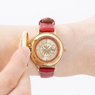 TVアニメ『カードキャプターさくら クリアカード編』「封印の鍵 モデル 蓋付き腕時計」（C）CLAMP・ST/講談社・NEP・NHK