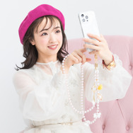 TVアニメ『カードキャプターさくら クリアカード編』「夢の鍵 モデル スマホストラップ＆フォンタブ」使用例（C）CLAMP・ST/講談社・NEP・NHK