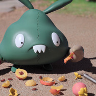 落ちているきのみのくずを拾うヤブクロン