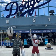 ウルトラマン、バルタン星人が始球式に登場！