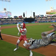 ウルトラマン、バルタン星人が始球式に登場！