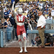 ウルトラマン、バルタン星人が始球式に登場！