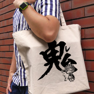 TVアニメ『Re:ゼロから始める異世界生活』「レム 鬼がかってますね ラージトート」使用例（C）長月達平・株式会社KADOKAWA刊／Re:ゼロから始める異世界生活3製作委員会