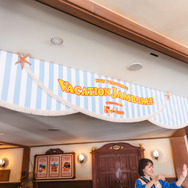 ミセスとコラボのベイマックスやきらびやかなパレードにキャッスルショーまで！“夜プラン”で満喫する東京ディズニーランド