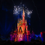 ミセスとコラボのベイマックスやきらびやかなパレードにキャッスルショーまで！“夜プラン”で満喫する東京ディズニーランド