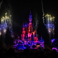 ミセスとコラボのベイマックスやきらびやかなパレードにキャッスルショーまで！“夜プラン”で満喫する東京ディズニーランド