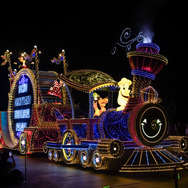 ミセスとコラボのベイマックスやきらびやかなパレードにキャッスルショーまで！“夜プラン”で満喫する東京ディズニーランド