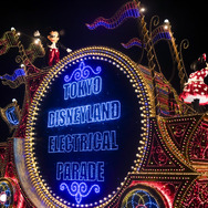 ミセスとコラボのベイマックスやきらびやかなパレードにキャッスルショーまで！“夜プラン”で満喫する東京ディズニーランド