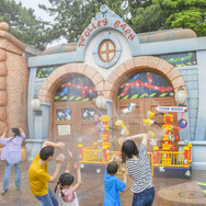 ミセスとコラボのベイマックスやきらびやかなパレードにキャッスルショーまで！“夜プラン”で満喫する東京ディズニーランド