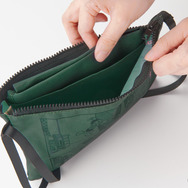 『大長編ドラえもん のび太と鉄人兵団』スペアバッグつきサコッシュの使用イメージ（C）Fujiko-Pro