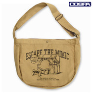 COSPA「ミミックに食べられるフリーレン ニュースペーパーバッグ SAND KHAKI/」（C）山田鐘人・アベツカサ／小学館／「葬送のフリーレン」製作委員会