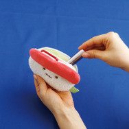 「リラックマ寿司 おすしぬいぐるみポーチ」使用イメージ（C）2025 SAN-X CO., LTD. ALL RIGHTS RESERVED.