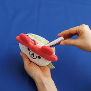 「すみっコすし おすしぬいぐるみポーチ」使用イメージ（C）2025 SAN-X CO., LTD. ALL RIGHTS RESERVED.
