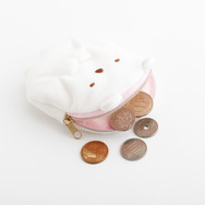 すみっコぐらしコレクション「ぬいぐるみコインケース」使用イメージ（C）2025 SAN-X CO., LTD. ALL RIGHTS RESERVED.
