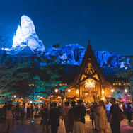 終演する「ビッグバンドビート」のイベントも開催中！暑さやわらぐレイトサマーの東京ディズニーシーを満喫