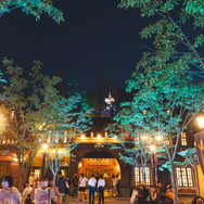 終演する「ビッグバンドビート」のイベントも開催中！暑さやわらぐレイトサマーの東京ディズニーシーを満喫