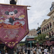 終演する「ビッグバンドビート」のイベントも開催中！暑さやわらぐレイトサマーの東京ディズニーシーを満喫