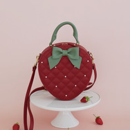 Maison de FLEUR × いちご新聞「いちごショルダーバッグ」（C）’25 SANRIO CO., LTD. APPR. NO. L656005