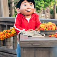 ミゲルも登場！東京ディズニーシー、ディズニー＆ピクサー映画『リメンバー・ミー』の世界がテーマの「ラソス・デ・ラ・ファミリア」初開催！