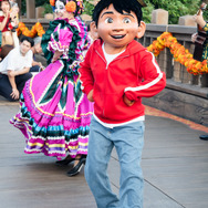 ミゲルも登場！東京ディズニーシー、ディズニー＆ピクサー映画『リメンバー・ミー』の世界がテーマの「ラソス・デ・ラ・ファミリア」初開催！