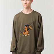 ディズニーヴィランズ×グラニフ「スカー｜裏毛スウェット」着用イメージ（C）Disney